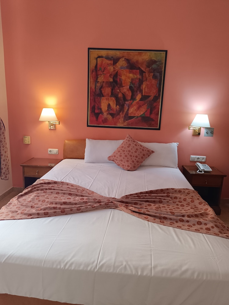 ROOM, SINGLE