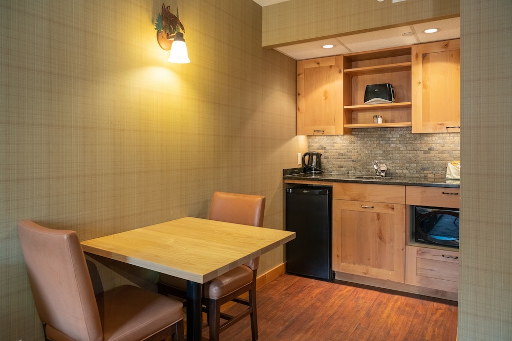 Fox Hotel & Suites 51/63