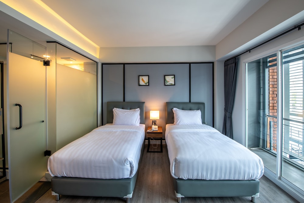 Plus, Deluxe, Twin Beds, Mayson Place Hotel 7/11