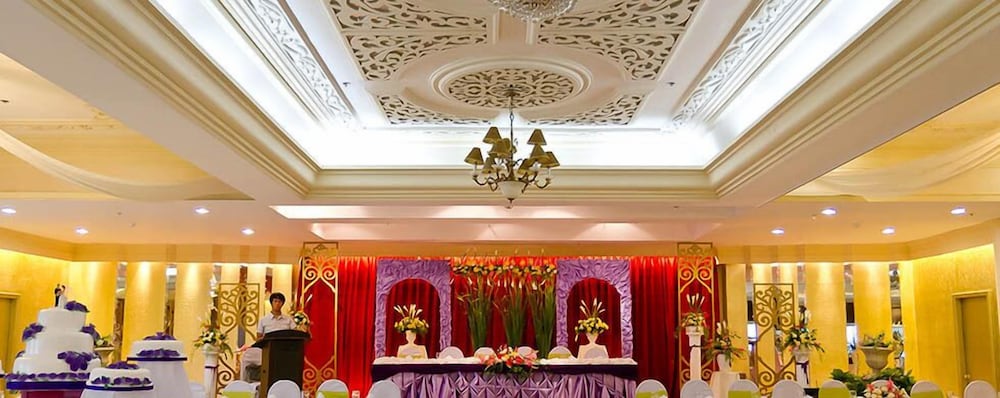 Royal Garden Hotel 7/44