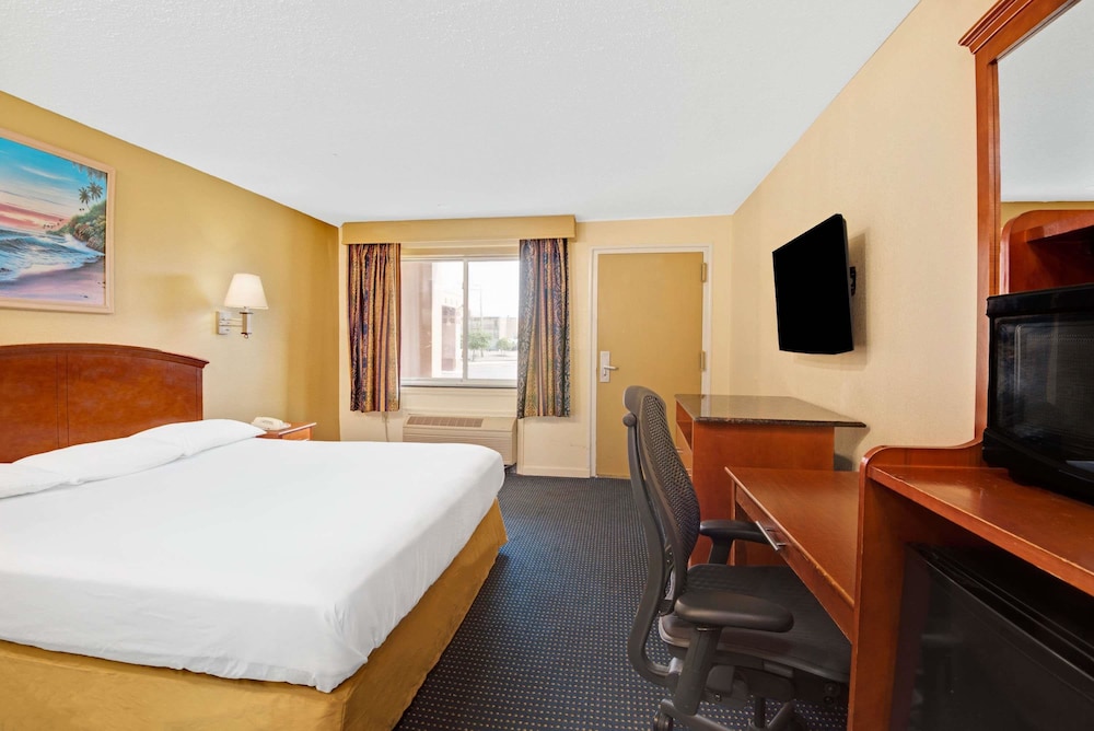 Super 8 By Wyndham Milford/New Haven 5/27