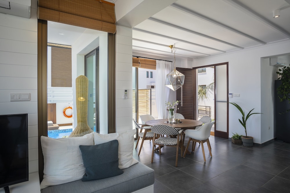 Chris Le Mare Luxury Villa 34/37