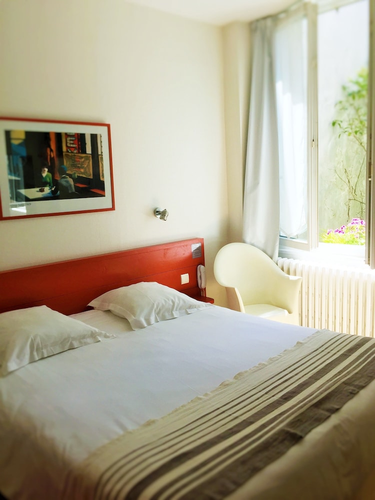Room, Queen Bed, Courtyard Area