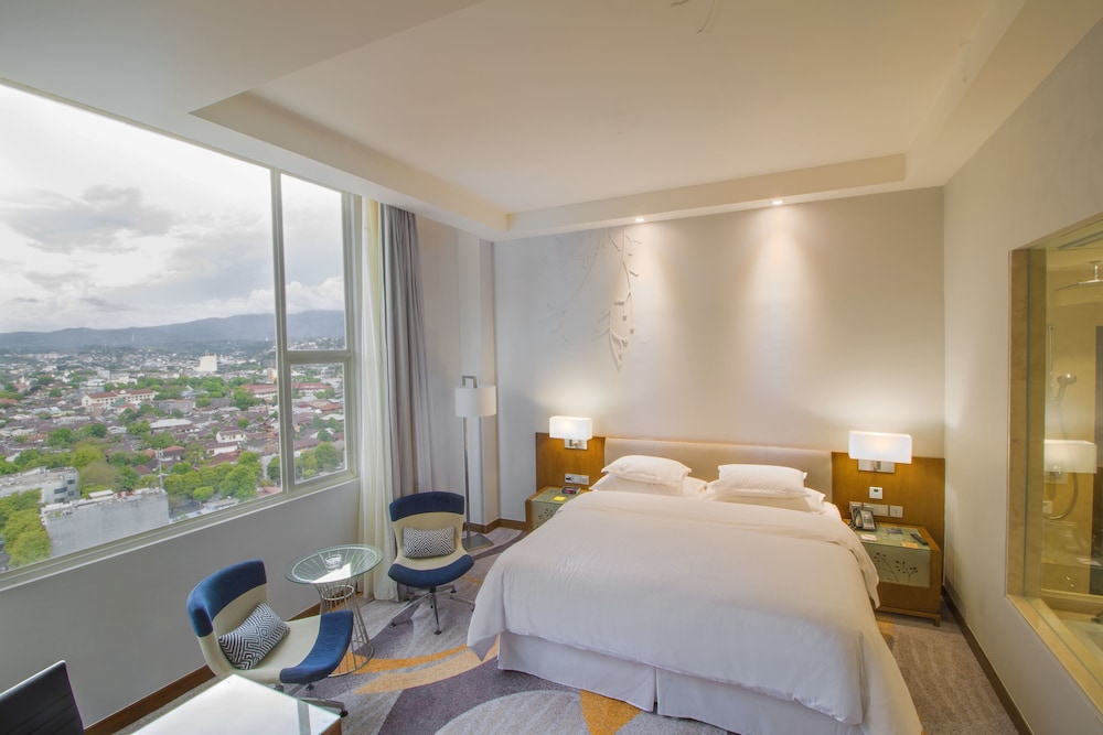 جناح بسرير كينج بإطلالة على المدينة، FOUR POINTS BY SHERATON MANADO 4/7