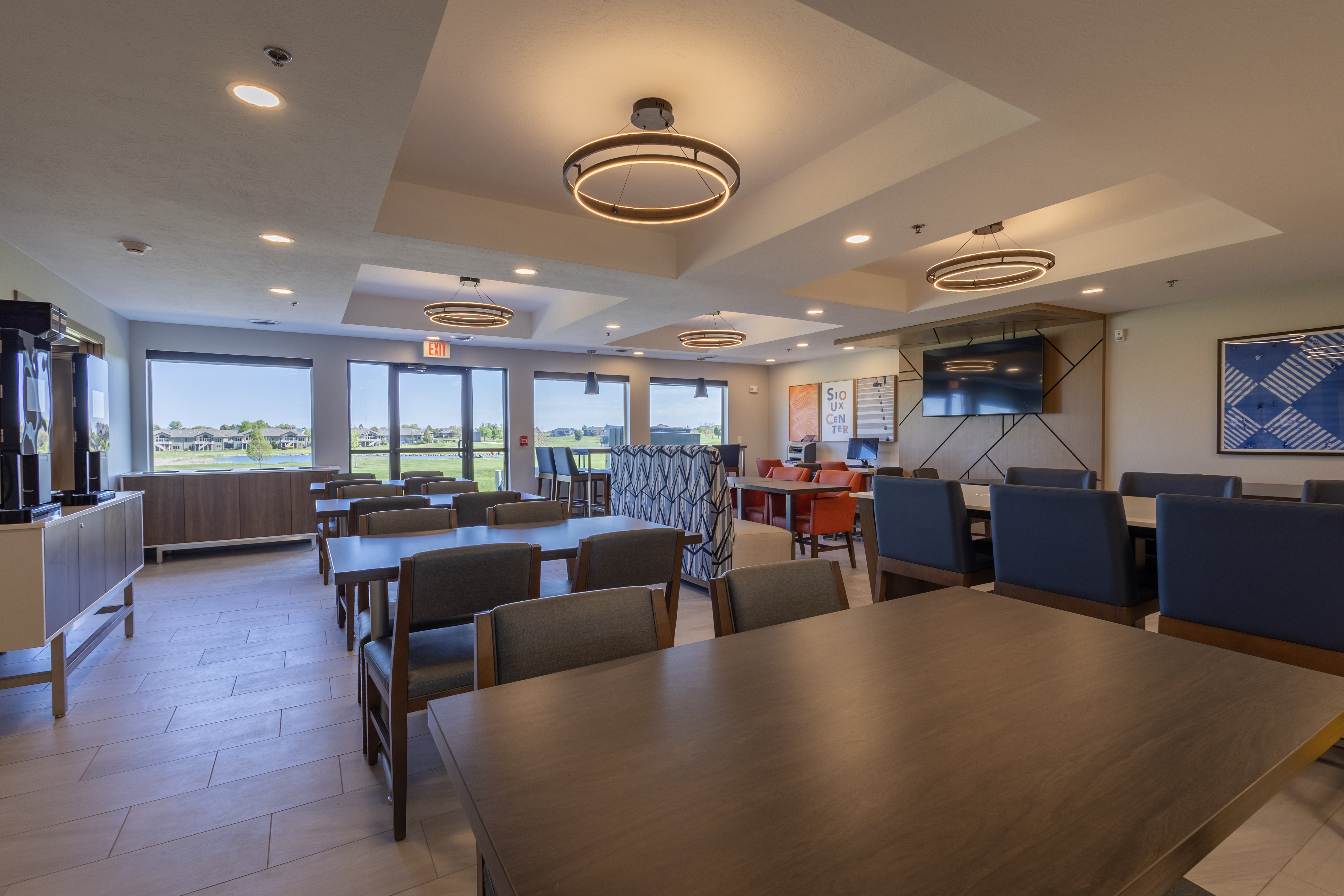 Holiday Inn Express Suites Sioux Center 54/68