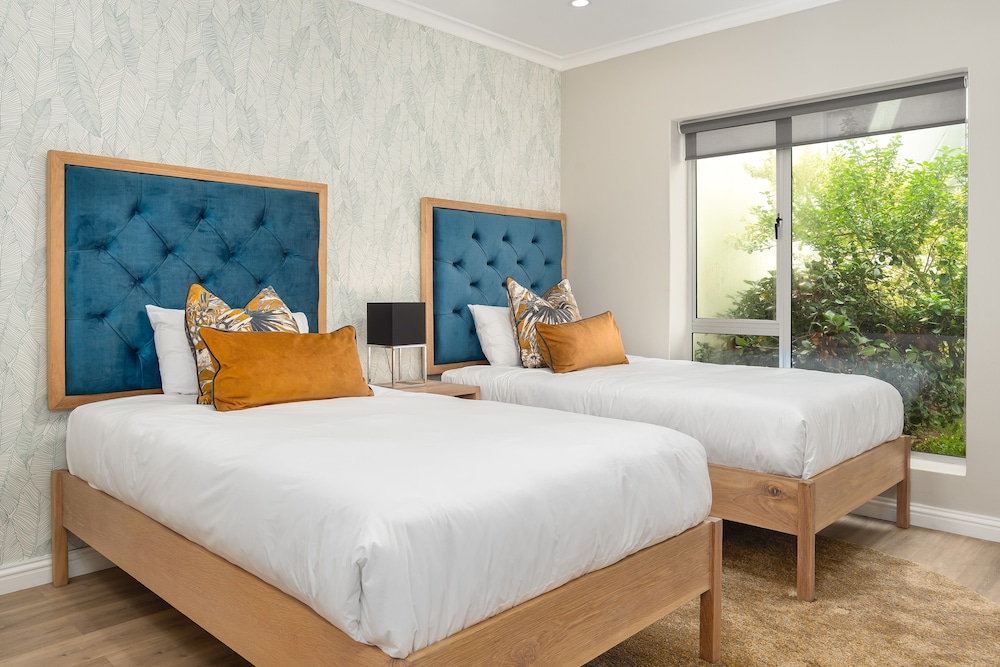 Dolphin Beach Hotel 28/76