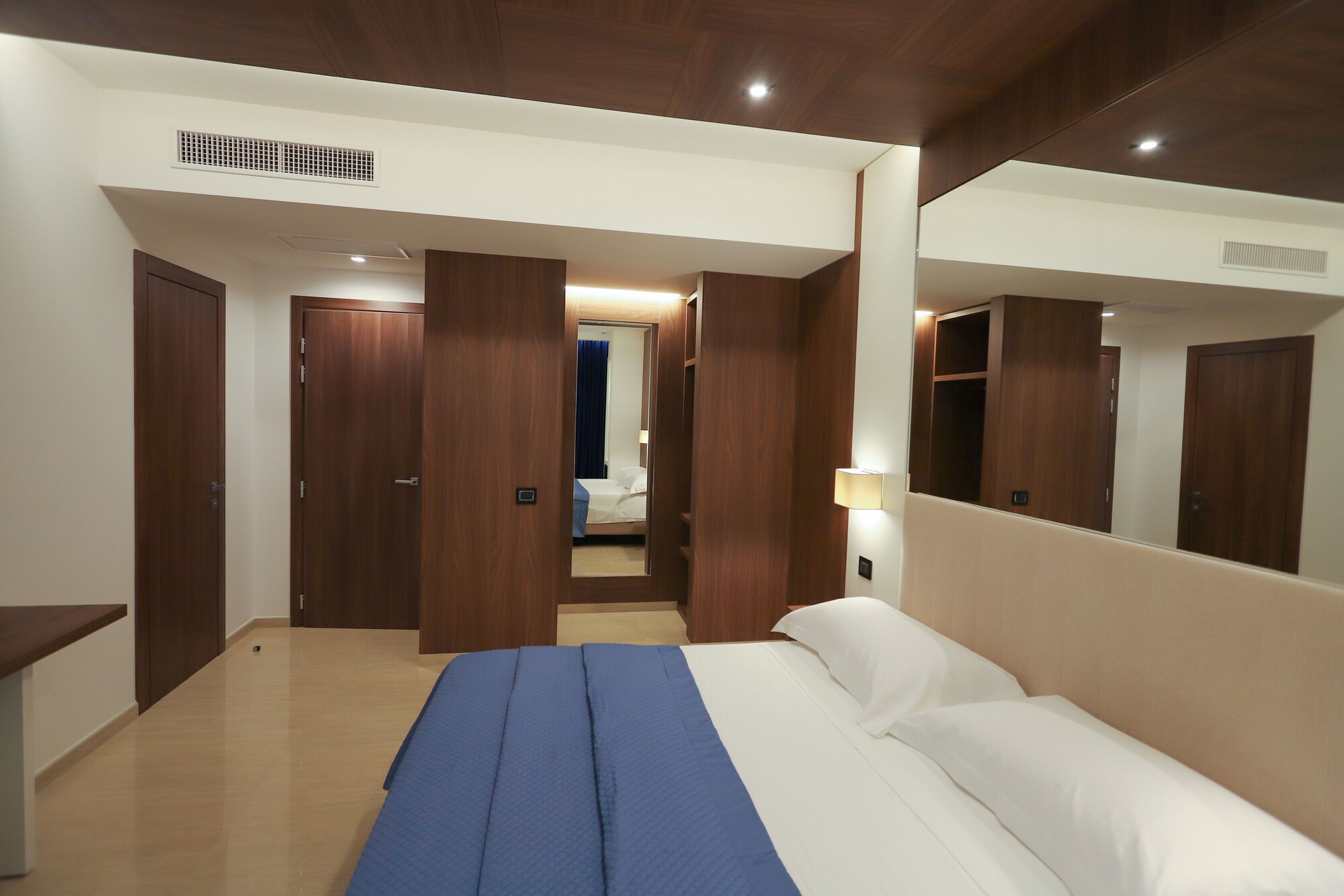 SUPERIOR, SUITE, HOT TUB
