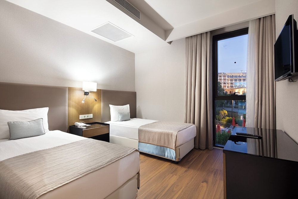 Family Suite, Garden, Twin Beds, Pool View, Sofa