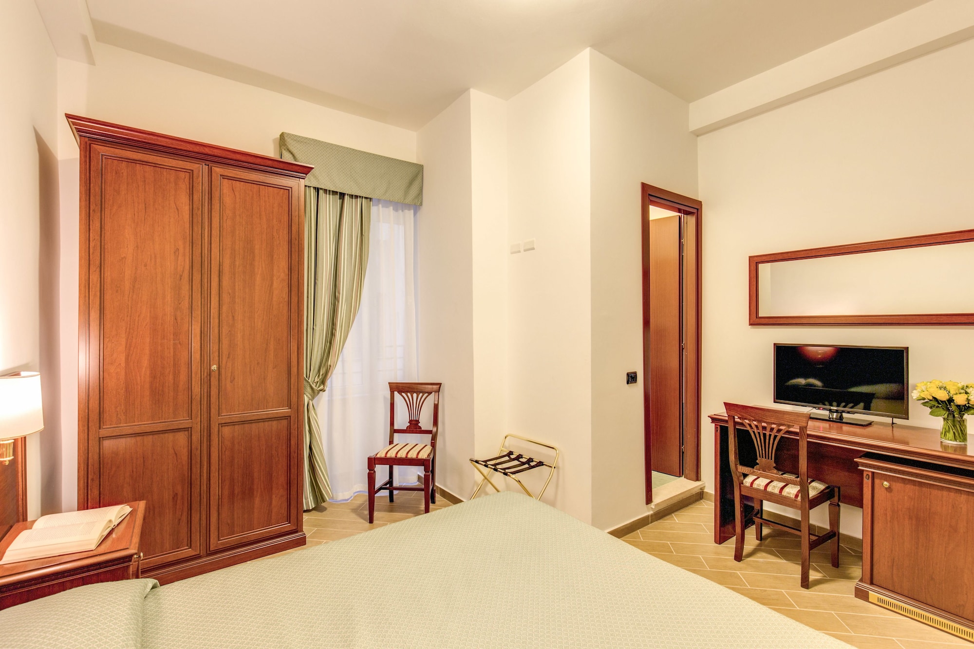 ROOM, QUADRUPLE