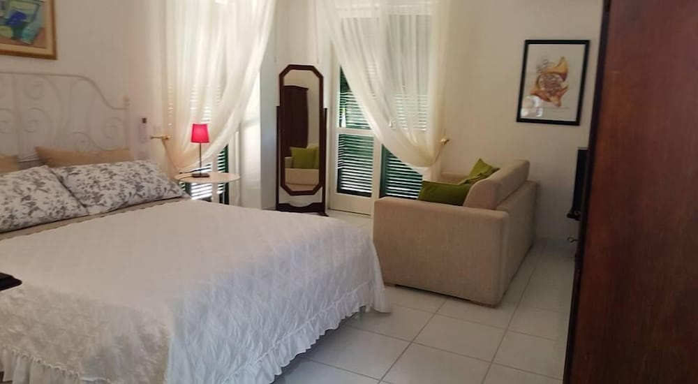 RED, DELUXE, DOUBLE BED, GARDEN VIEW