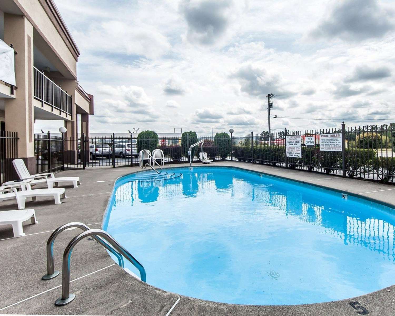 Econo Lodge Lenoir City 33/33