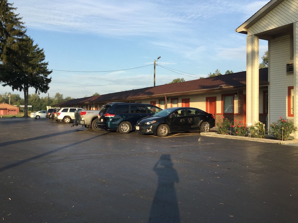 Falls Inn Newton Falls 38/43