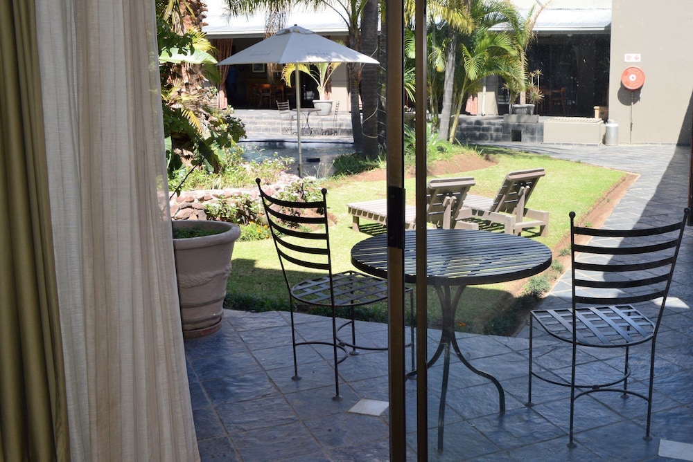 Elephant Springs Hotel &amp; Cabanas 50/80