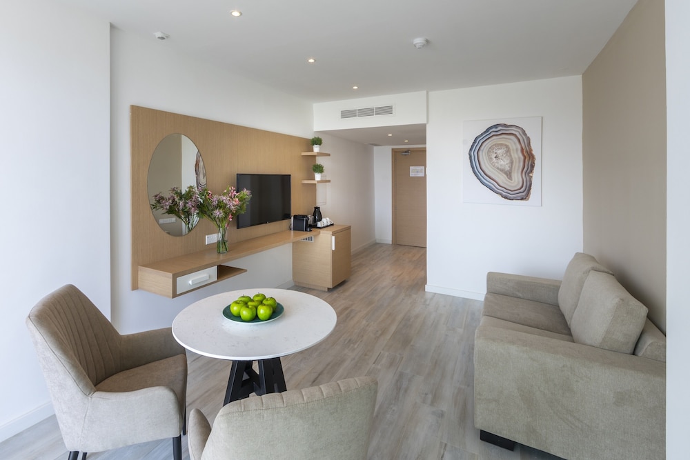 Leonardo Crystal Cove Hotel Spa By the Sea 44/64