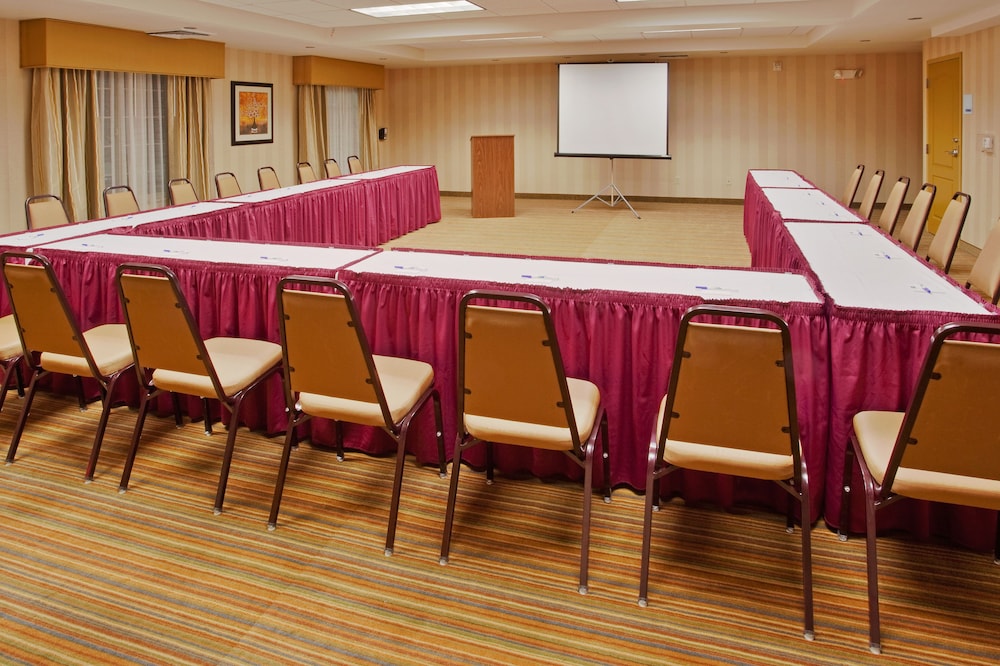 Holiday Inn Express Hotel Suites Willows 32/34