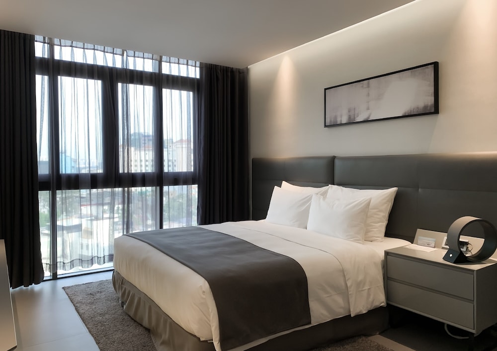FAMILY SUITE, CHIC
