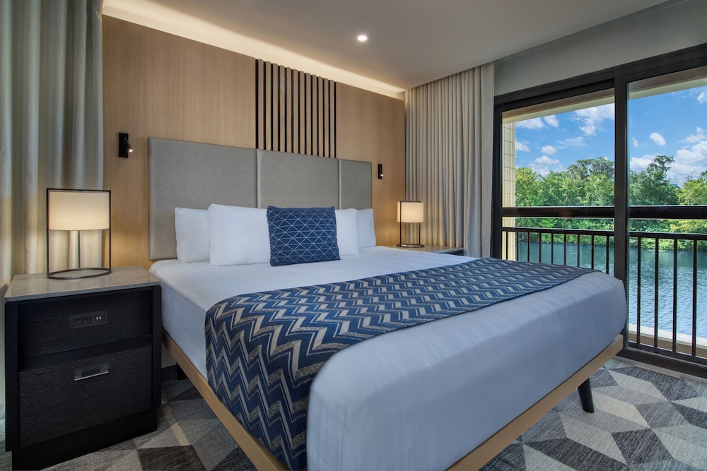 1 Bedroom, Suite, King Bed, Sofa, Garden Wing, Accessible