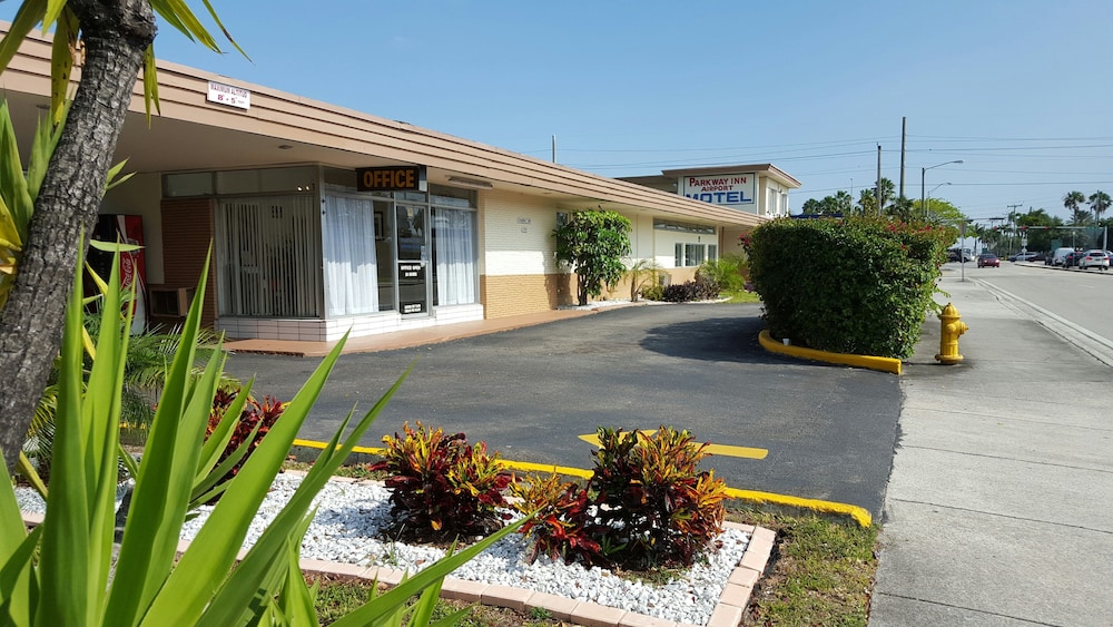 Parkway Inn Airport Motel 5/56