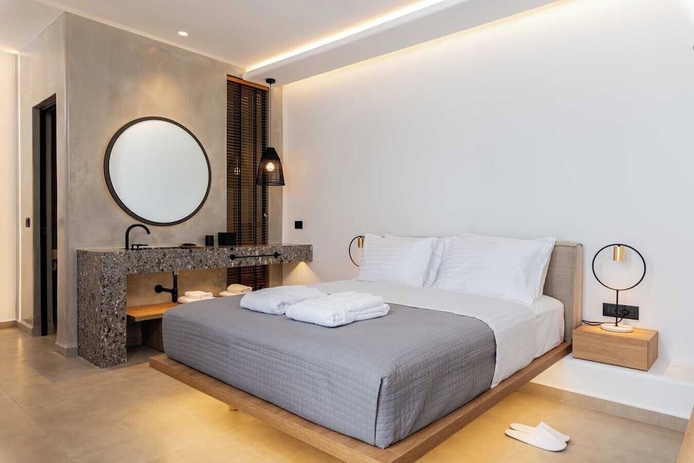 DELUXE, QUEEN BED, SEA VIEW, OUTDOOR JETTED TUB