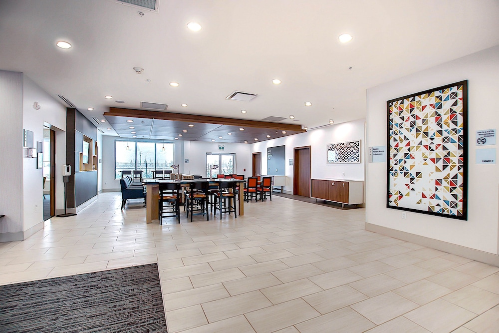Holiday Inn Express Suites Calgary Airport Trail Ne 6/38
