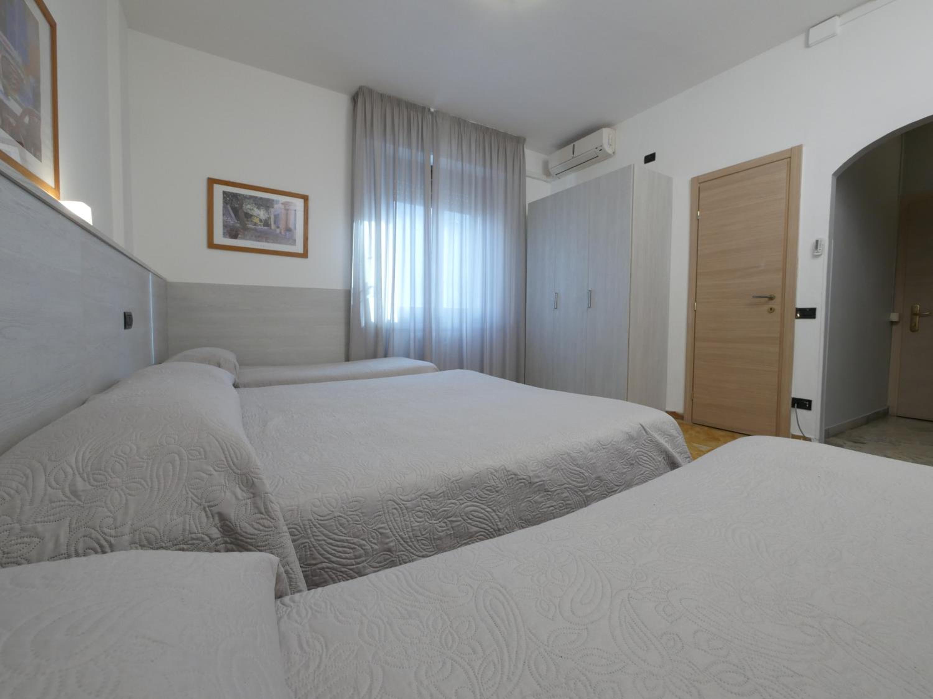 Room, Quadruple