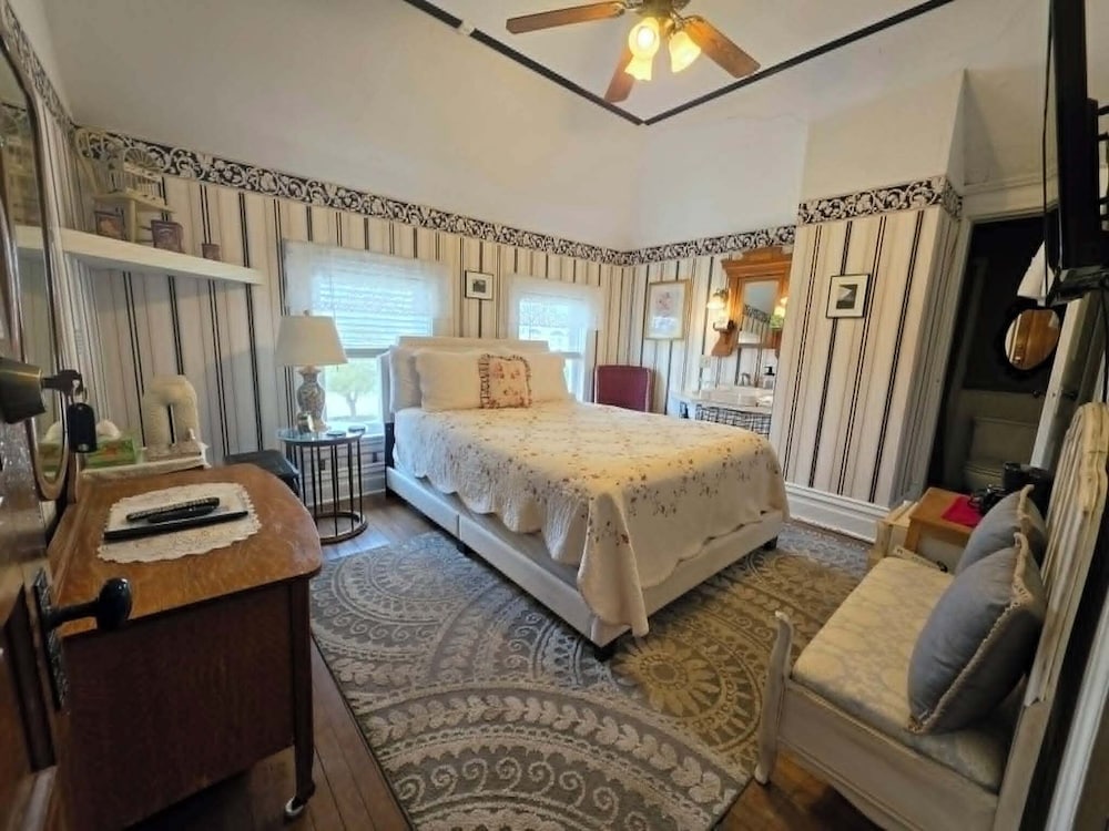 Standard, Queen Bed, The Inn at Ludington 5/7