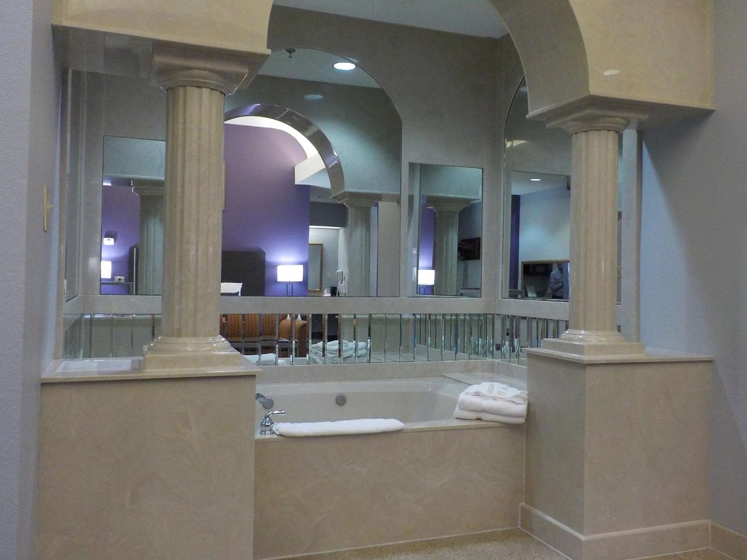 جناح بسرير كينج بجاكوزي، SureStay Plus Hotel by Best Western Warner Robins AFB 3/4