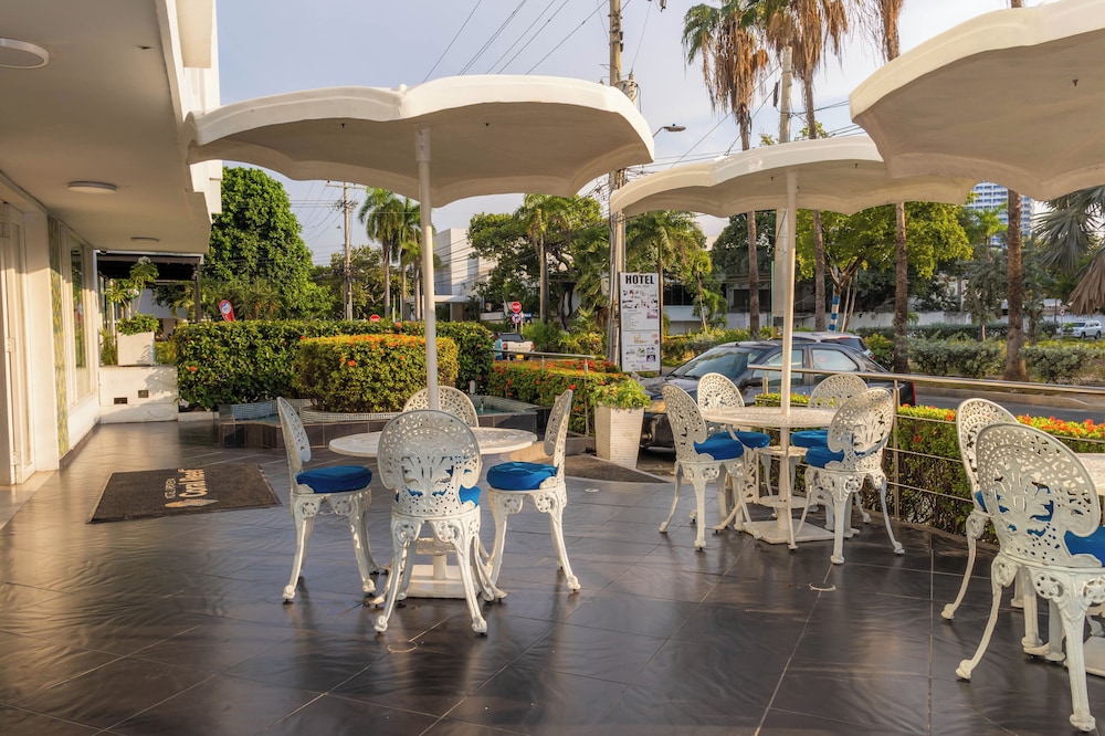 Coral Reef Hotel 50/58