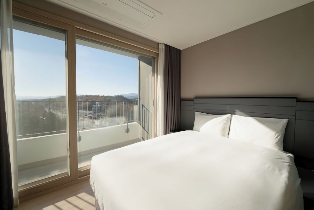 DELUXE, DOUBLE BED