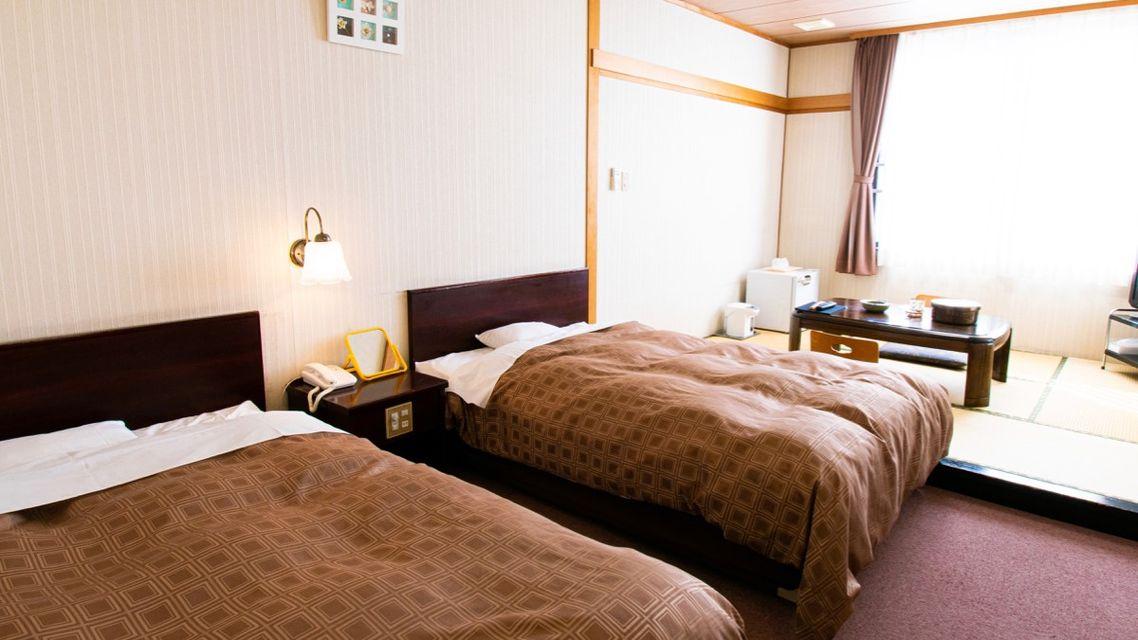 Semi Western, Style, Twin Beds, Mountain View