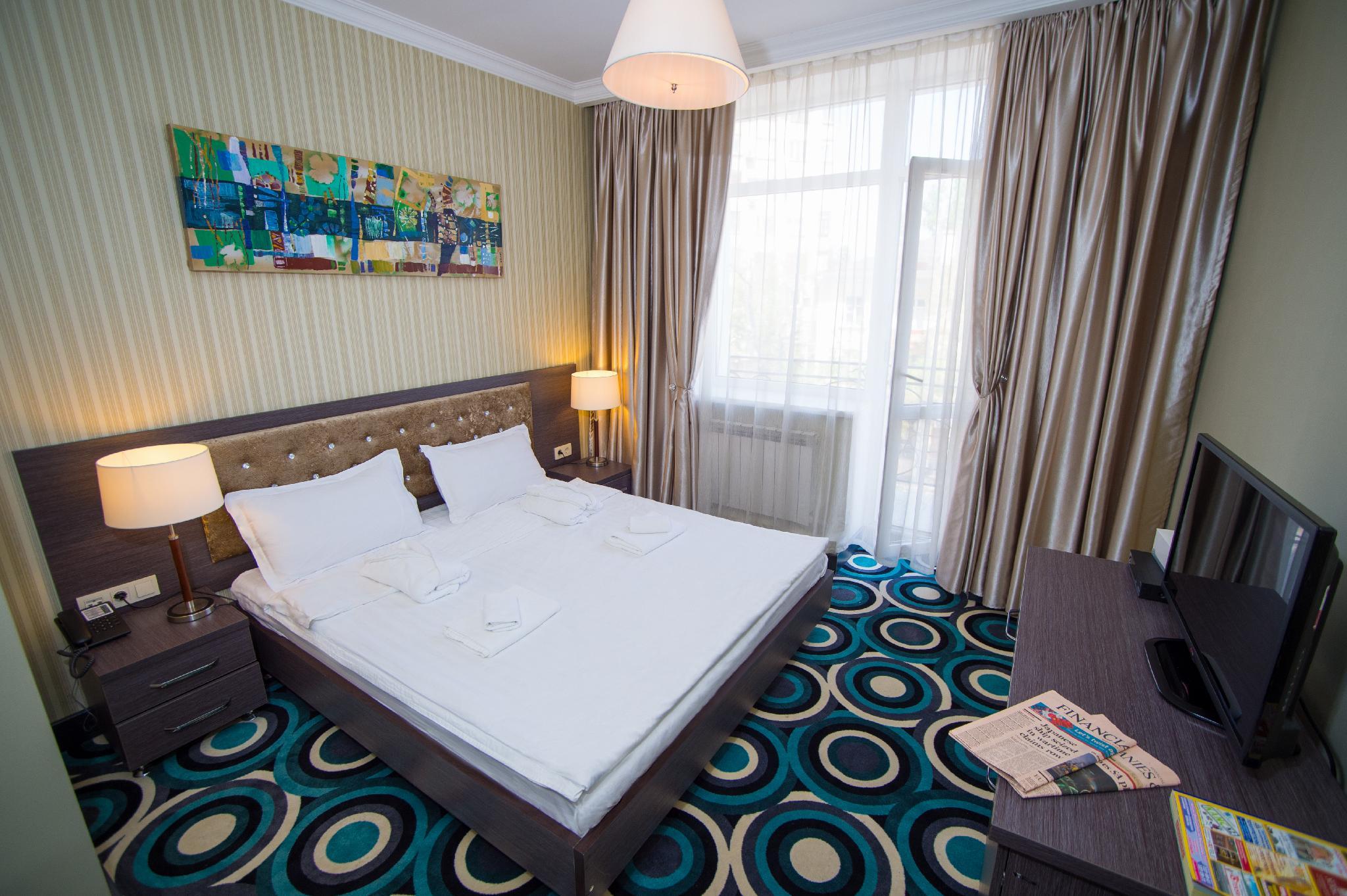 DELUXE, DOUBLE OR TWIN BED