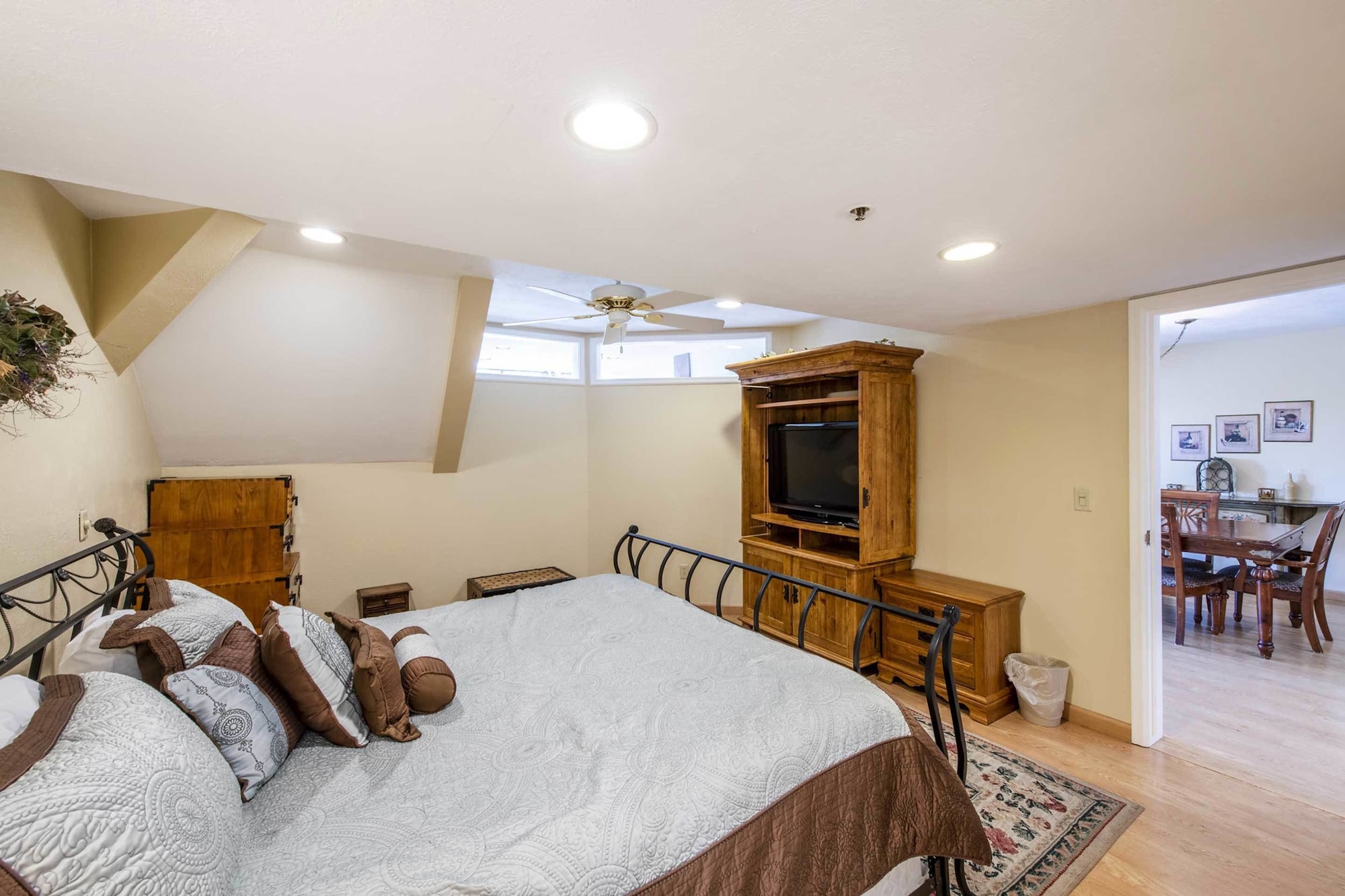 4 BEDROOMS, CONDOMINIUM