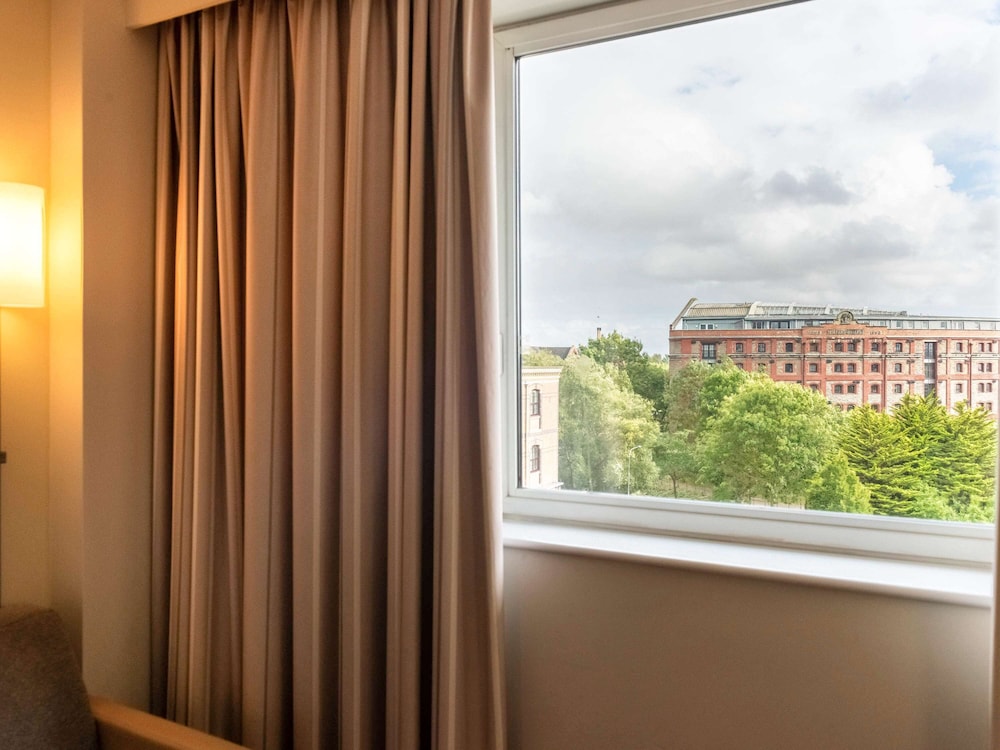 NOVOTEL CARDIFF CENTRE 34/75