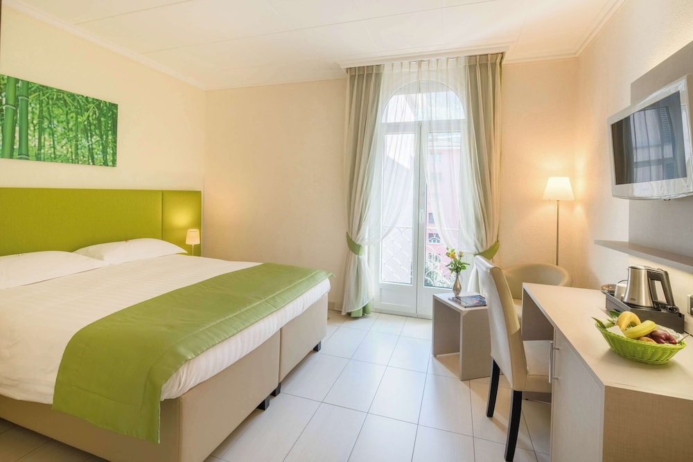1 double bed, executive room, partial lake view, balcony, air-conditioned, wi-fi, work desk, full breakfast