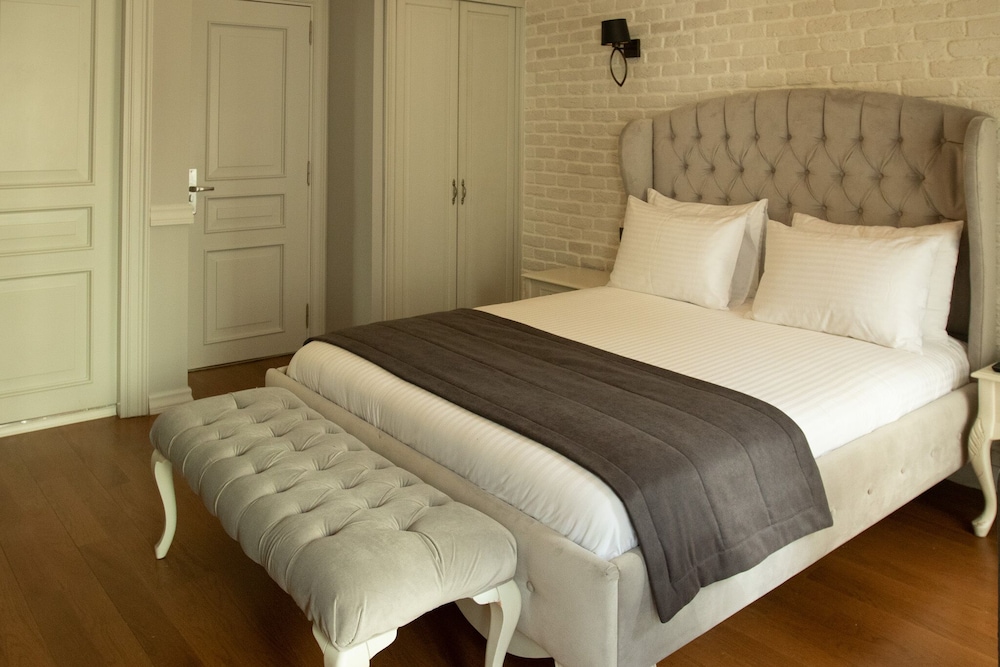 SUPERIOR, QUEEN BED