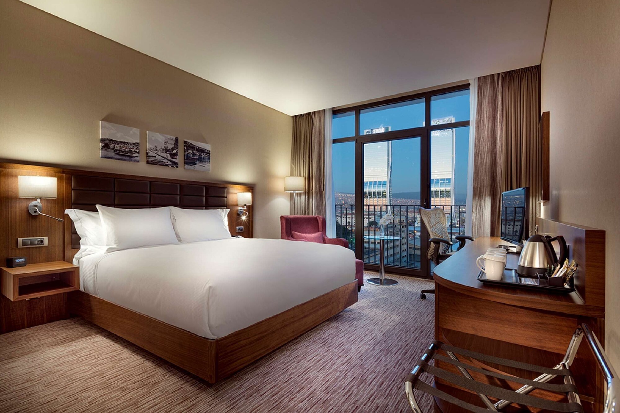 ROOM, KING BED