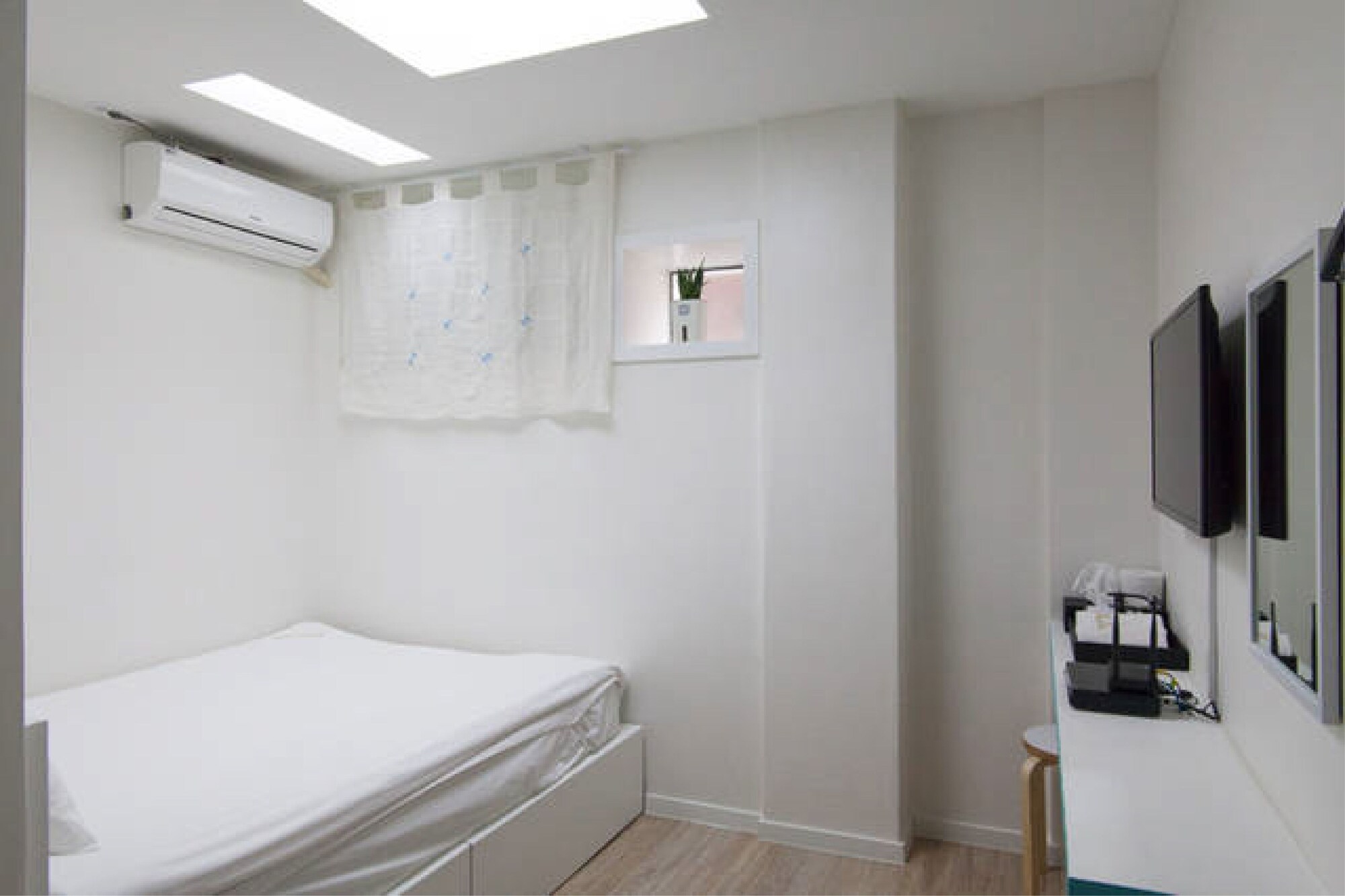 ROOM, DOUBLE BED