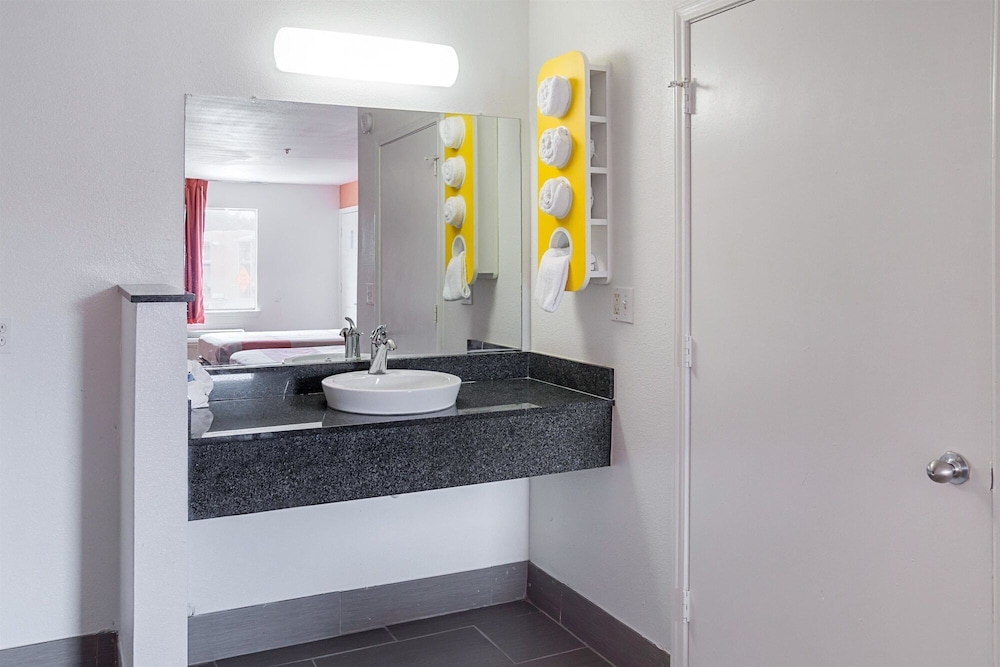 Motel6 Grand Prairie, TX - Near Six Flags Drive 42/44