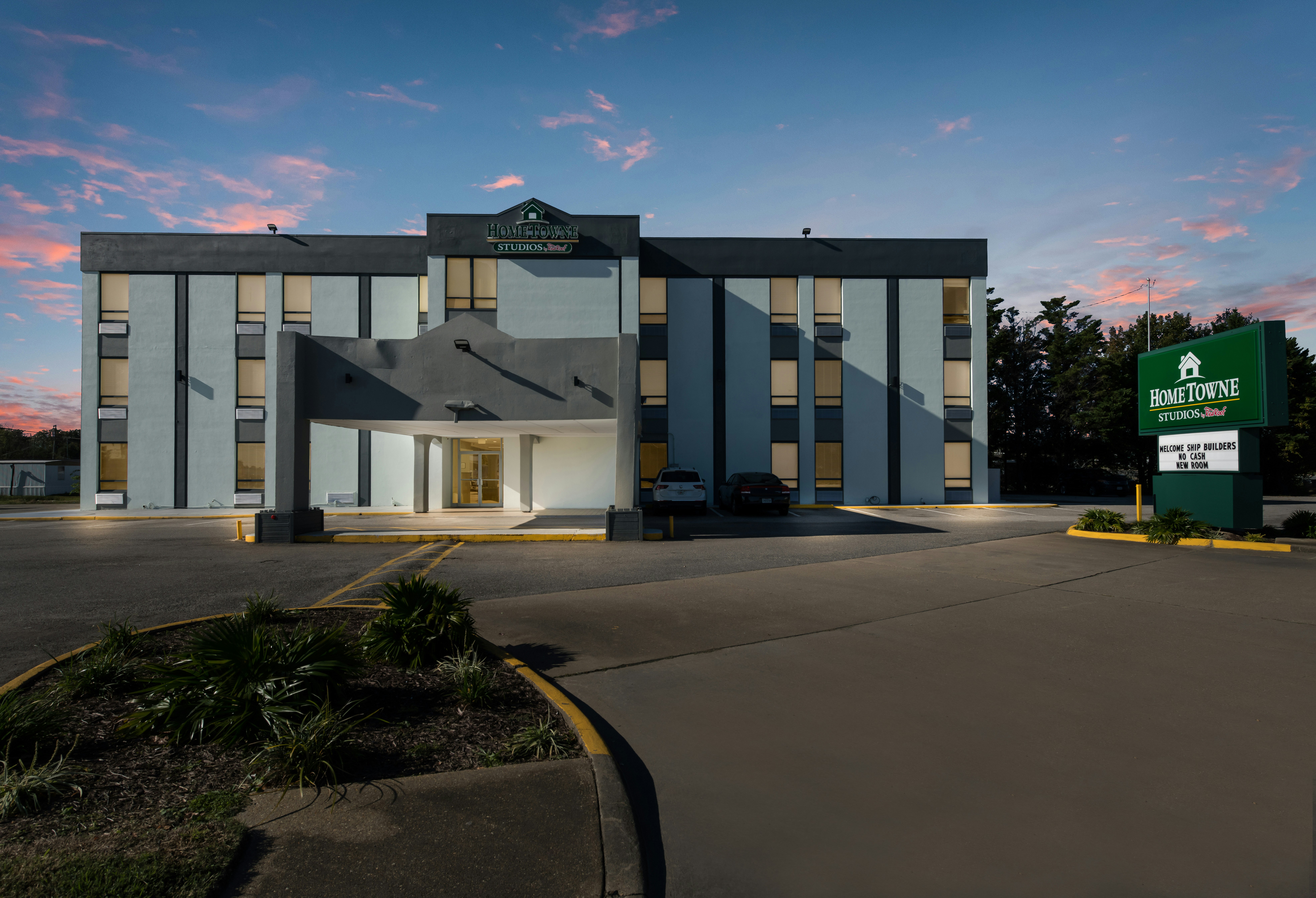 HomeTowne Studios by Red Roof Newport News - Hampton West 11/13