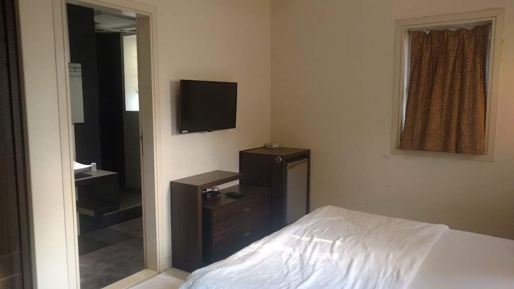 Pals Hotel 5/52