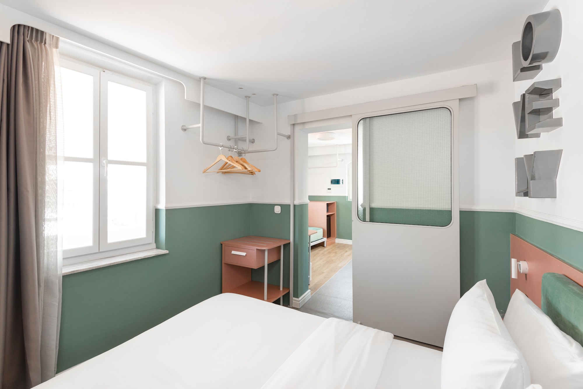 DELUXE, QUEEN BED