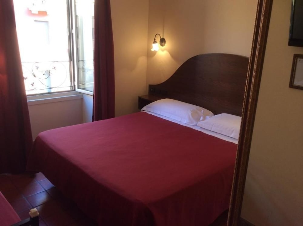 ROOM, SINGLE