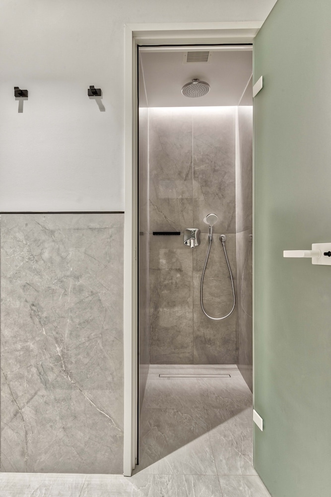 Bitzaro Hotel 24/50