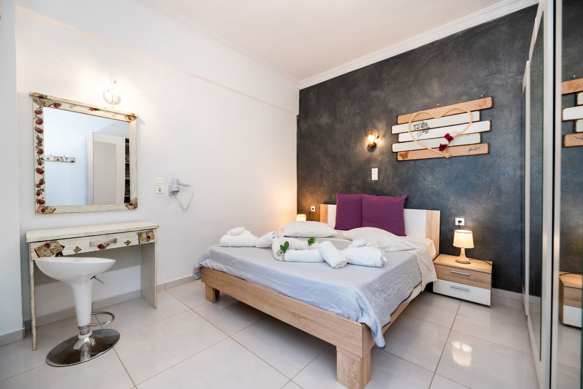 DELUXE, SUITE