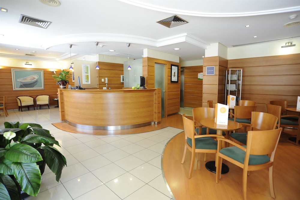 Travelodge Alicante Puerto 8/82