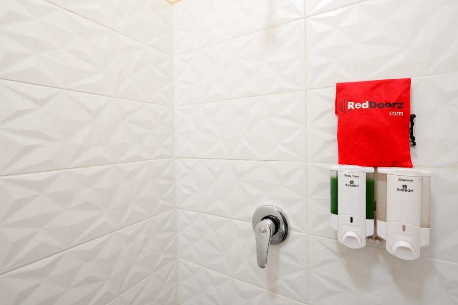 Reddoorz Plus Near Paragon Mall Semarang 25/33