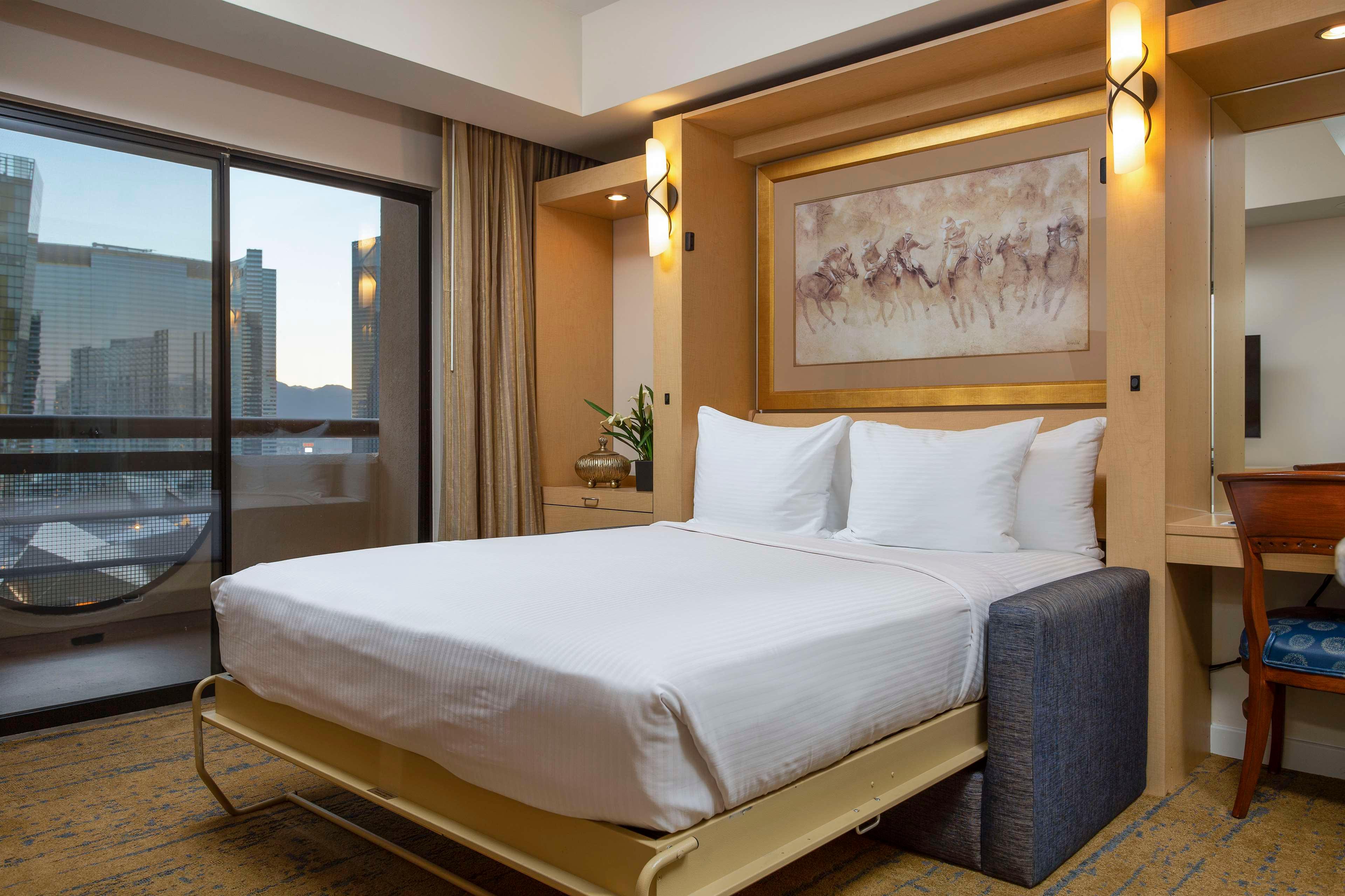Studio, Queen Bed