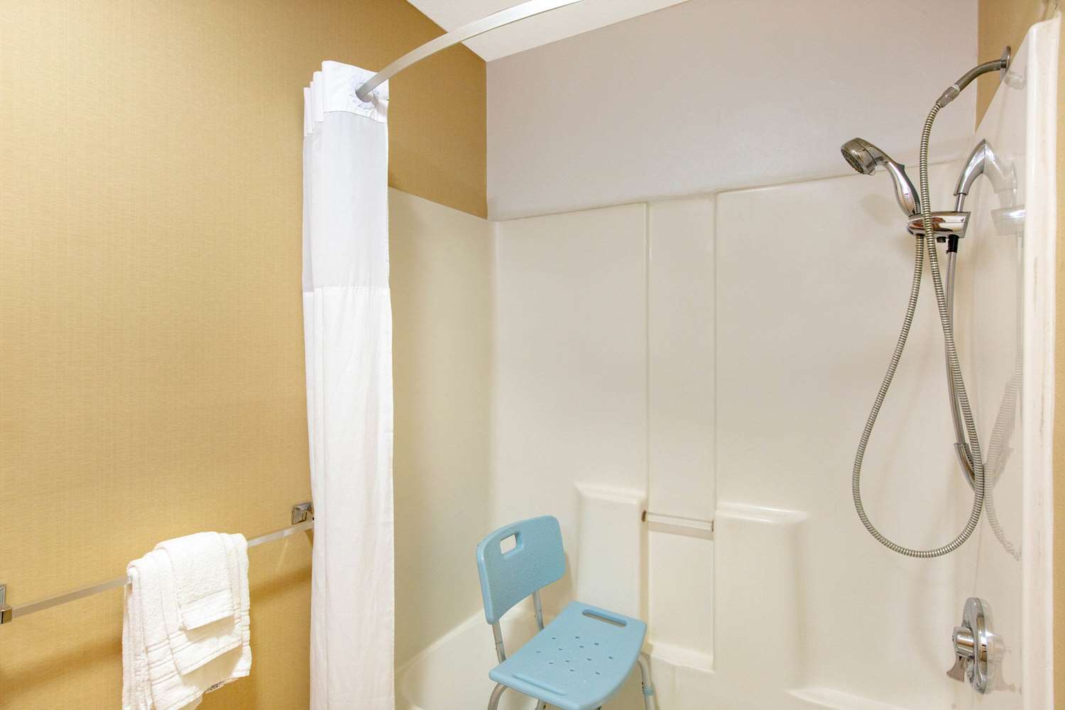 Days Inn by Wyndham Salina I-70 27/27