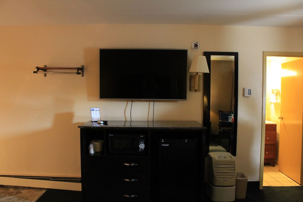 American Inn & Suites 22/28