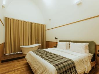 Cabin, King Bed, Pool Area